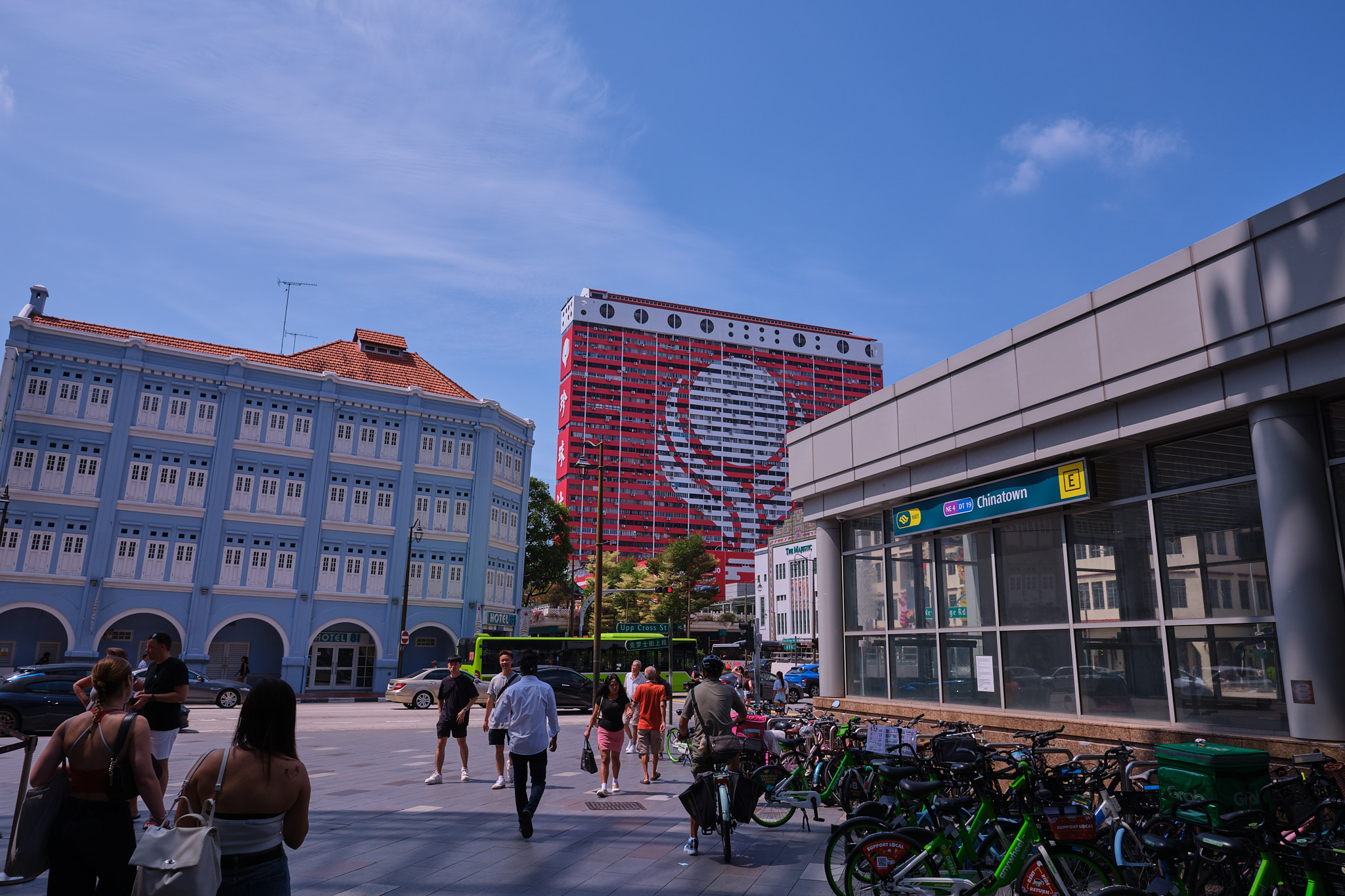 MRT駅前