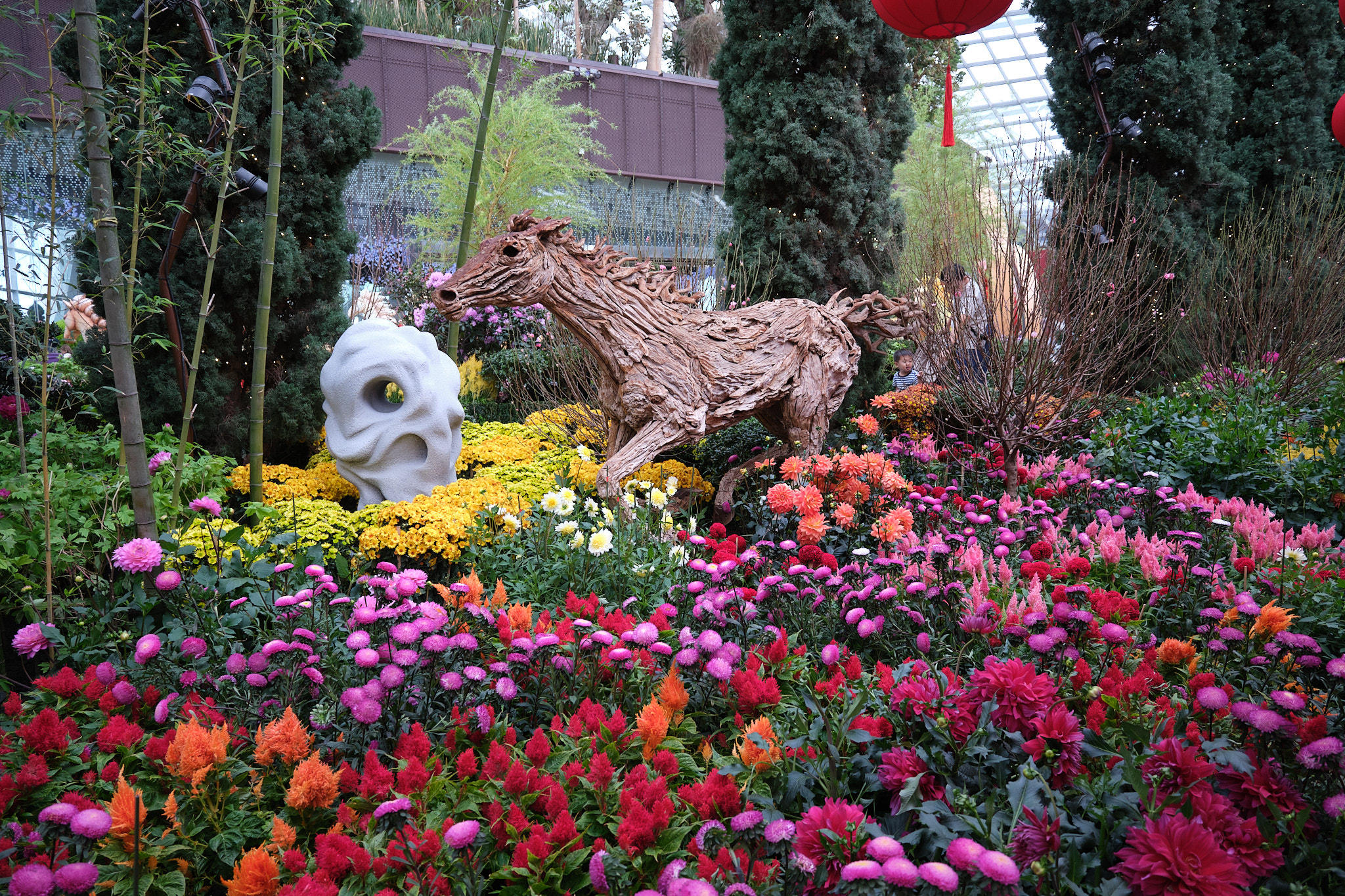 フラワー・ドームの花の展示。旧正月に合わせて馬のオブジェも。